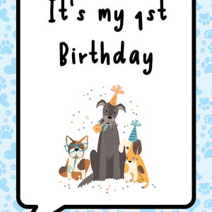 Może przedstawiać: Biała kartka z czarnym tekstem, kt&oacute;ry brzmi "It's my 1st Birthday". Na dole kartki znajdują się trzy kresk&oacute;wkowe psy. Pies w środku jest szary i nosi czapkę imprezową. Pies po lewej stronie jest brązowy i biały i nosi okulary. Pies po prawej stronie jest pomarańczowy i biały i nosi czapkę imprezową. Tło to jasnoniebieski wz&oacute;r z odcisk&oacute;w łap i kości.