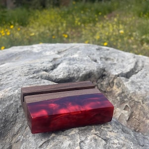 Visitekaarthouder walnoothars | Handgemaakte kaartstandaard 9 x 6 cm | Donkerrood epoxy- en houten bureauaccessoire voor op kantoor of als cadeau