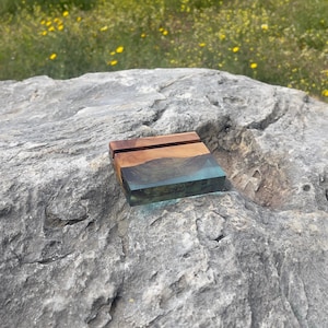 Olijfhouten visitekaartjeshouder | Handgemaakte kaartstandaard 9 x 6 cm | Transparant blauw epoxy en natuurlijk houten bureau Cadeau voor kantoor of studio