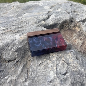 Visitekaarthouder walnoothars | Handgemaakte kaartstandaard 9 x 6 cm | Blauwe en rode epoxyhouten bureauhouder | Uniek cadeau-idee voor kantoor