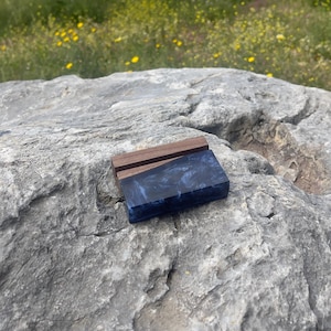 Porta-cartões de visita de resina de nogueira | Suporte para cartões feito à mão 9 x 6 cm | Acessório de mesa de madeira e epóxi azul profundo para escritório ou presente