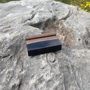 Porta-cartões de visita em nogueira | Suporte para cartões feito à mão 9 x 6 cm | Organizador de mesa em resina epóxi preta e madeira para escritório ou presente minimalista