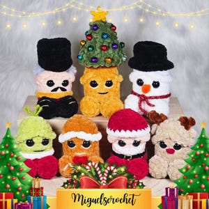 Op de afbeelding: Een verzameling van zeven gehaakte kerstfiguren, waaronder een sneeuwpop, een peperkoekman, een kerstboom, een notenkraker, de kerstman en een rendier. De figuren zitten allemaal op een houten oppervlak met een rood-witte snoepstok-strik op de voorgrond. De tekst "Miguelscrochet" is zichtbaar in het midden onderaan de afbeelding.