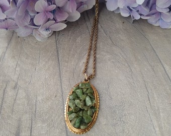 EXQUISITE Green Stone Chip Oval Pendant Necklace Gold Tone Vintage Classic