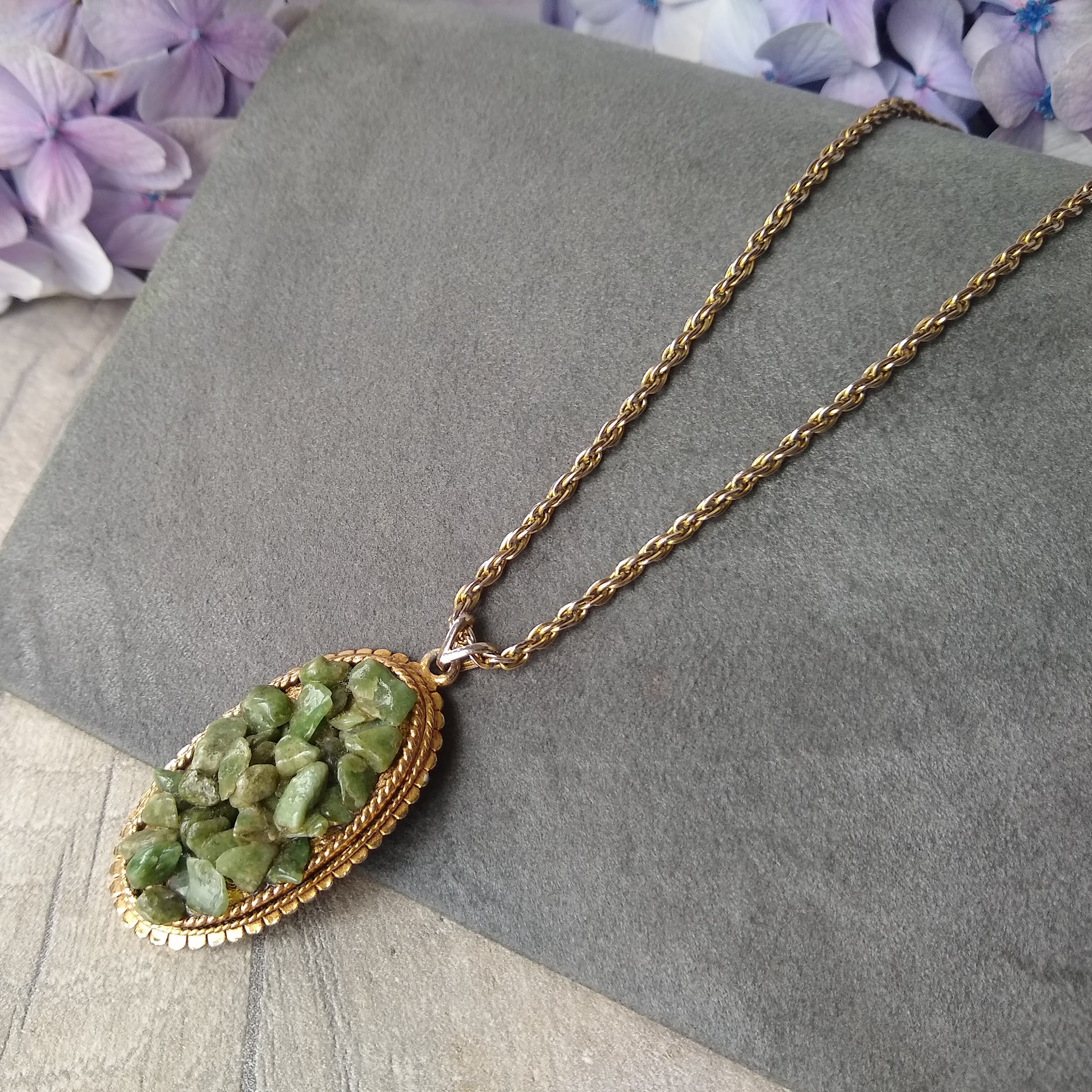 国内発送 EXQUISITE Tone Gold Necklace Pendant Oval Chip Stone Green その他