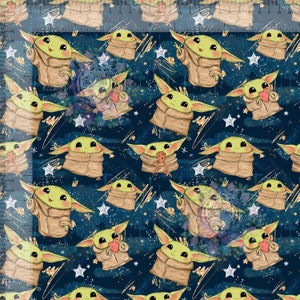 Peut inclure: Un motif sans couture représentant un adorable personnage extraterrestre vert aux grands yeux et un manteau brun. Le personnage est répété dans tout le motif sur un fond bleu foncé avec des étoiles blanches et des paillettes dorées.