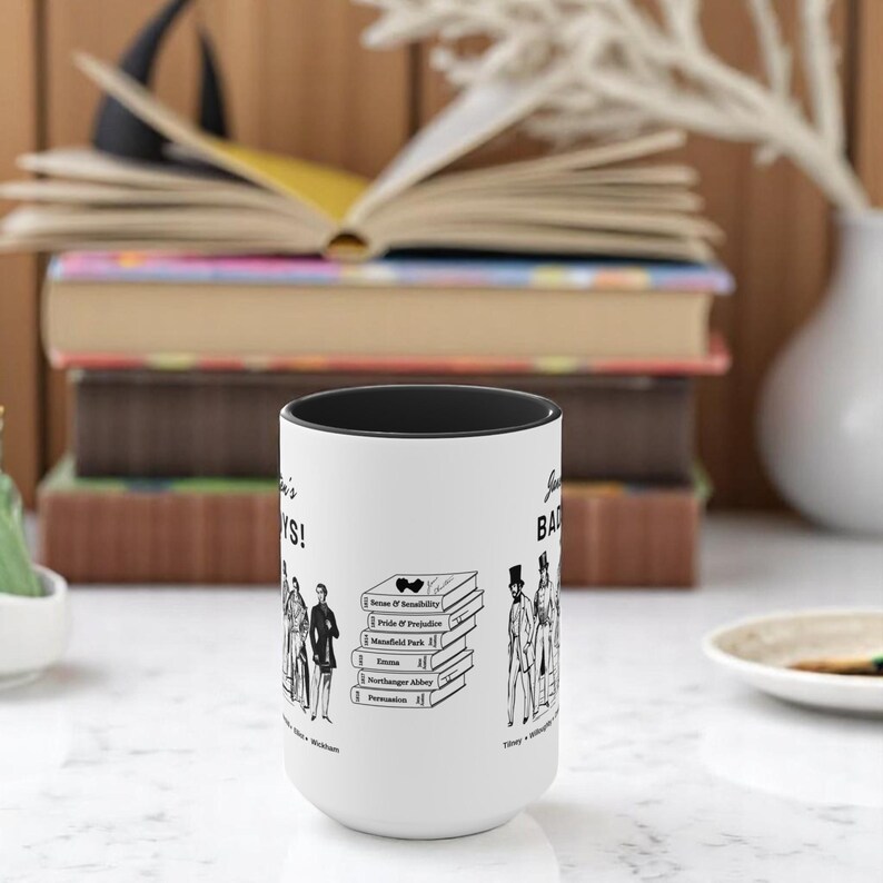 Pu&ograve; includere: Una tazza in ceramica bianca con un bordo nero. La tazza presenta un'illustrazione in bianco e nero di personaggi dei romanzi di Jane Austen. Il testo "Jane Austen's Bad Boys!" &egrave; stampato sulla tazza.