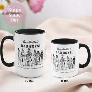 Pu&ograve; includere: Due tazze in ceramica bianca con bordi e manici neri. Entrambe le tazze presentano un'illustrazione in bianco e nero di uomini in abiti del XIX secolo con il testo "Jane Austen's BAD BOYS!" La tazza pi&ugrave; grande &egrave; da 15 oz e quella pi&ugrave; piccola da 11 oz.