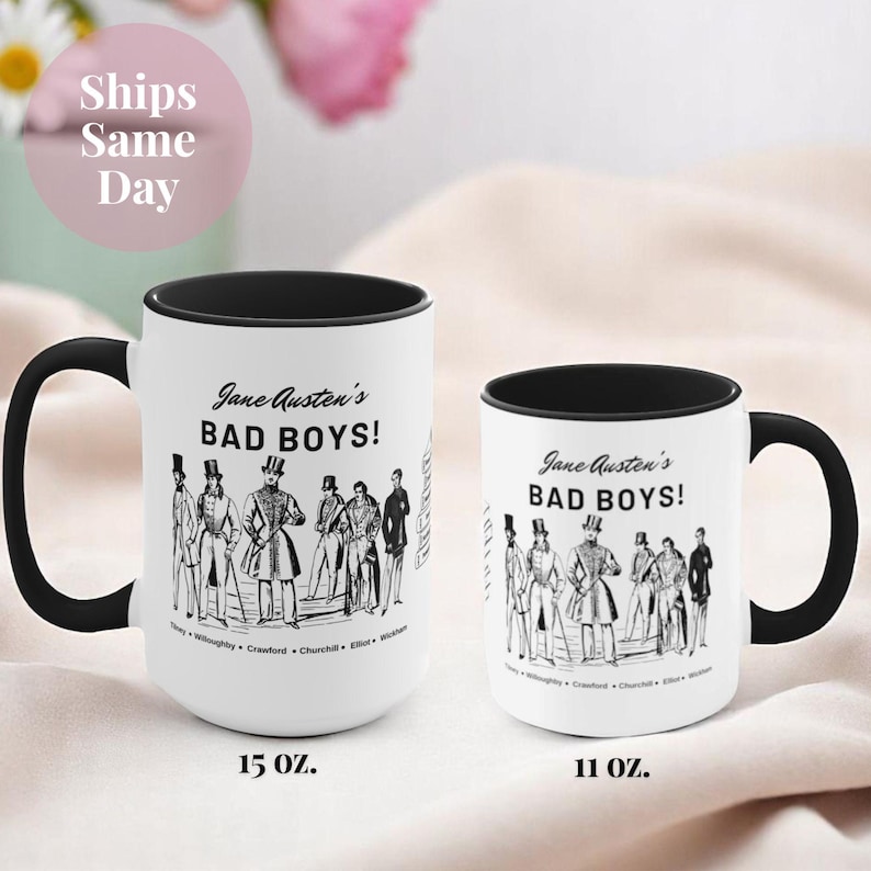 Pu&ograve; includere: Due tazze in ceramica bianca con bordi e manici neri. Entrambe le tazze presentano un'illustrazione in bianco e nero di uomini in abiti del XIX secolo con il testo "Jane Austen's BAD BOYS!" La tazza pi&ugrave; grande &egrave; da 15 oz e quella pi&ugrave; piccola da 11 oz.