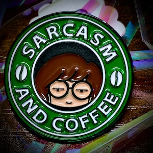 Sarkasmus und Kaffee Emaille Pin
