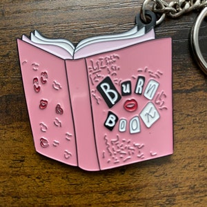 Mittlere Mädchen Brennen Buch Keychain
