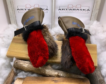 Recycled fur and leather mittens. Edition of Renard scraps, dyed, shaved and sewn. Les Josianne. Size Small-small