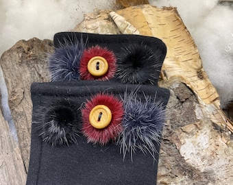 City gloves decorated with real fur sewn on the wrist with decorative button. SMALL