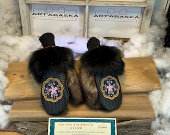 City mittens in recycled fur and leather, Les Diane Medium size Embroidery Edition.