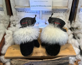 Fernande Medium mittens in recycled black curly sheepskin with a large tuft at the wrist, black Italian leather, unique handmade piece from Quebec