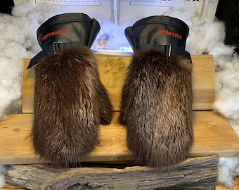 Les Lucille Mittens – Medium, all-fur edition, recycled natural beaver, embossed brown Italian leather, handmade, Quebec