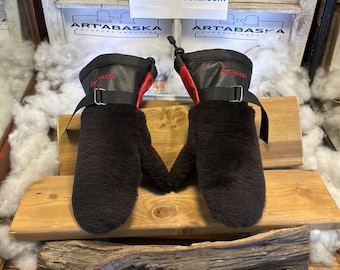 Solange Medium mittens in recycled brown sheared sheepskin, black and fire-engine red Italian leather, a unique handmade piece from Quebec