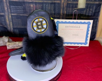Short mittens in recycled leather and fur, Boston Bruins edition. Size XL. Les Berthe
