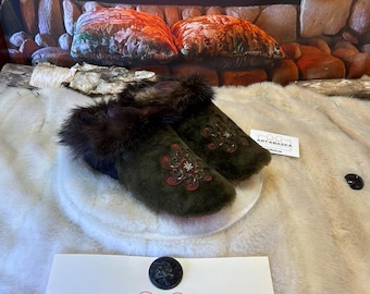 Women's size 8 white slippers – Italian sherling & recycled leather, unique handmade piece from Quebec, embroidered edition