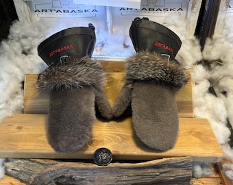 Francine Medium mittens, recycled sheepskin, grey fox crystal, black Italian leather, handmade in Quebec, unique piece