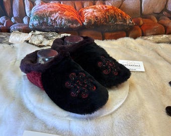 Ida slippers, women's size 9 – Italian sherling & recycled leather, unique handmade piece from Quebec, Embroidered Edition