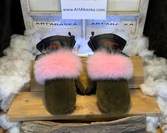 Mariette Medium Mittens – Flash pink fox & recycled khaki green sheared sheepskin, black Italian leathers, unique piece, handmade in Quebec