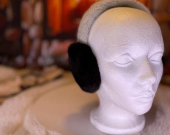 All-recycled fur earmuffs, recycled natural brown sheared beaver edition and sheared sheepskin on the head Les Simone