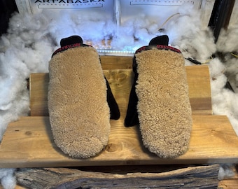 Large Dolores city mittens in recycled fur – Handmade in Quebec – Lightweight, elegant, urban comfort – ArtAbaska