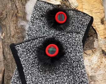 City gloves decorated with real fur sewn on the wrist with decorative button. SMALL
