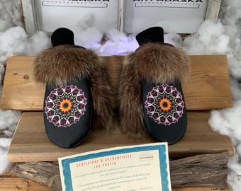 City mittens in recycled fur and leather, Les Yvette Medium size Embroidery Edition.