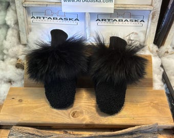 Small Antoinette city mittens in recycled fur – Handmade in Quebec – Lightweight, elegant, urban comfort. The black panther.