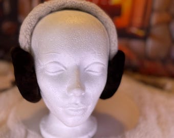 All-recycled fur earmuffs, recycled natural brown shaved beaver edition and shaved sheepskin on the head Les Laurette
