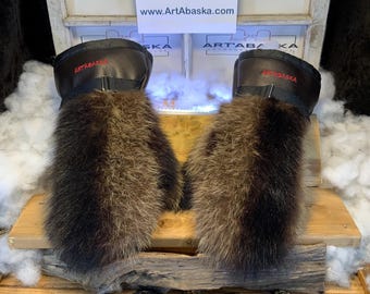 Winter mittens in recycled natural raccoon and black Italian leather | Handmade recycled fur mittens in Quebec | Ernestine X-Large model