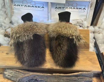 Small Adrienne city mittens in recycled fur – Handmade in Quebec – Lightweight, elegant, urban comfort – ArtAbaska