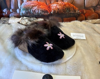 Marcelle slipper, women's size 7 – Italian sherling & recycled leather, unique handmade piece from Quebec, Embroidered Edition