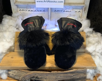 Les Rolande Medium Mittens – Black Edition black, recycled sheared and curly sheepskin, black Italian leather, handmade in Quebec