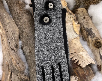 City gloves decorated with real fur sewn on the wrist with decorative button. SMALL