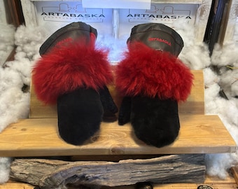 Gaétane Small mittens, recycled red sheepskin, black curly leather on the upper hand, chocolate brown and fire engine red, vegan lining