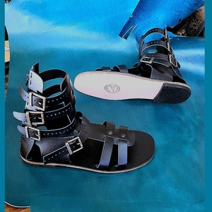 Handgefertigte Leder Gladiator Sandalen: Trachtenschuhe im antiken römischen Stil