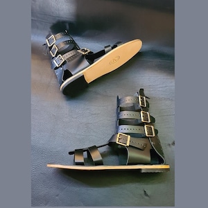 Handgefertigte Leder Gladiator Sandalen: Trachtenschuhe im antiken römischen Stil