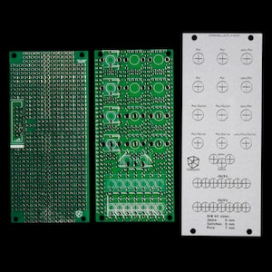 Puede incluir: Dos placas de circuito verde con filas de agujeros y una tarjeta blanca con un diagrama de una placa de circuito con etiquetas para conectores, potenciómetros e interruptores. La tarjeta también incluye el texto "Jacks", "Drill bit sizes", "Jacks: 6 mm", "Switches: 6 mm" y "Pots: 7 mm".