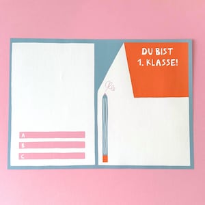 Puede incluir: Ilustración colorida con temática escolar sobre fondo rosa. El diseño presenta un espacio blanco con líneas rosas etiquetadas A, B y C, un borde azul y una sección naranja con el texto "DU BIST 1. KLASSE!" y un lápiz.