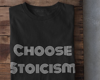 以下が含まれることがあります： レトロなフォントスタイルで「CHOOSE STOICISM」と書かれた白いテキストが入った黒いTシャツです。