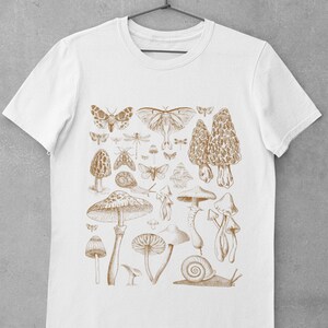K&ouml;nnte beinhalten: Wei&szlig;es T-Shirt mit einer braunen Illustration von verschiedenen Pilzen, Schmetterlingen und einer Schnecke.