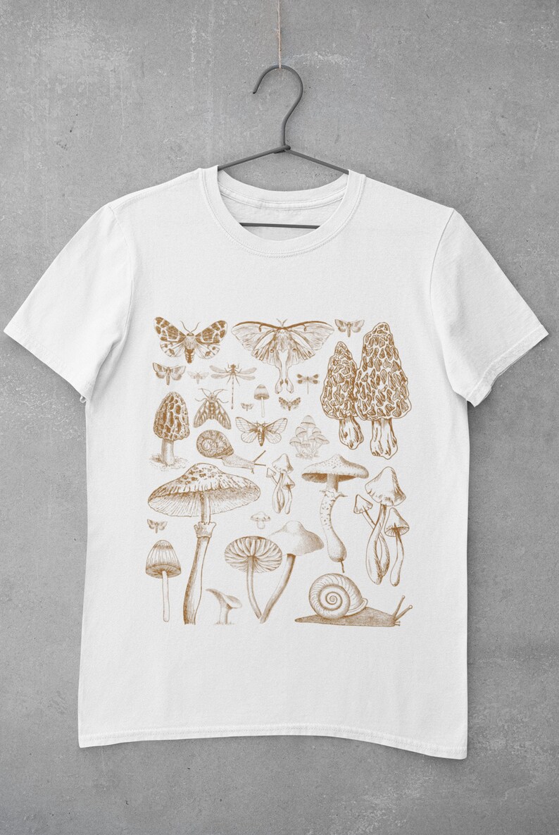 K&ouml;nnte beinhalten: Wei&szlig;es T-Shirt mit einer braunen Illustration von verschiedenen Pilzen, Schmetterlingen und einer Schnecke.