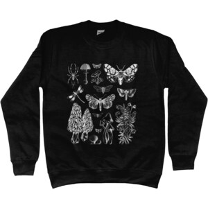 K&ouml;nnte beinhalten: Schwarzer Pullover mit einem wei&szlig;en Druck von verschiedenen Insekten, Pilzen und Pflanzen. Der Druck beinhaltet eine Spinne, eine Libelle, Schmetterlinge und Pilze.