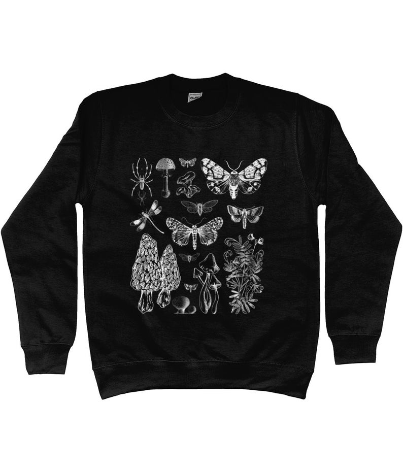 K&ouml;nnte beinhalten: Schwarzer Pullover mit einem wei&szlig;en Druck von verschiedenen Insekten, Pilzen und Pflanzen. Der Druck beinhaltet eine Spinne, eine Libelle, Schmetterlinge und Pilze.