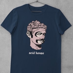 Puede incluir: Una camiseta azul marino con una ilustraci&oacute;n rosa y blanca de un busto de hombre con un bigote estilizado y el texto "acid house" impreso debajo de la ilustraci&oacute;n.