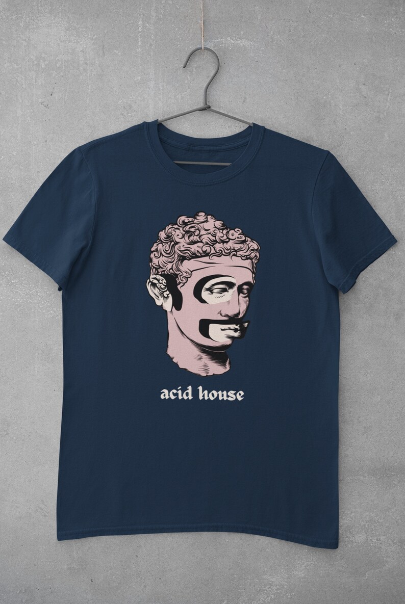 Puede incluir: Una camiseta azul marino con una ilustraci&oacute;n rosa y blanca de un busto de hombre con un bigote estilizado y el texto "acid house" impreso debajo de la ilustraci&oacute;n.