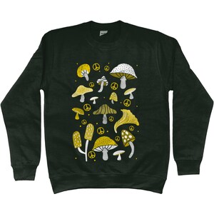 Puede incluir: Una sudadera de color verde oscuro con un dise&ntilde;o de setas blancas y amarillas. Las setas est&aacute;n rodeadas de signos de paz.